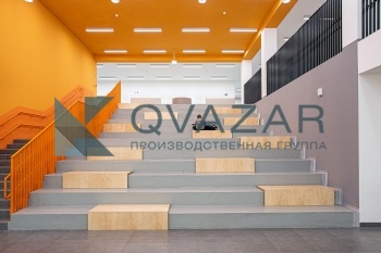 Сидение на лестнице